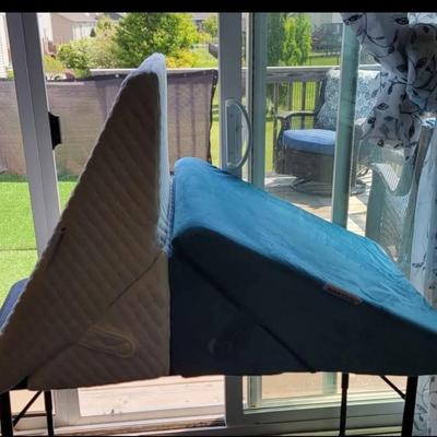 2 Medical Pillows