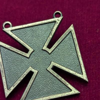 Sale Photo Thumbnail #2729: Vintage Military Insignia Pins #26