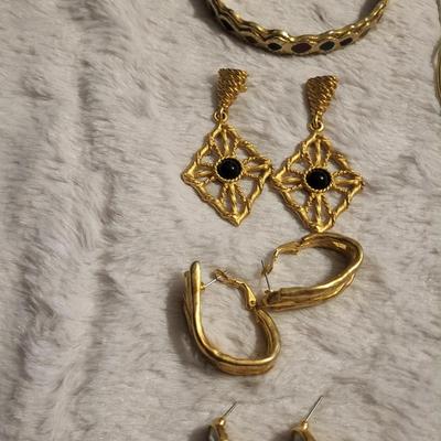 Earring lot 11 count with bracelet