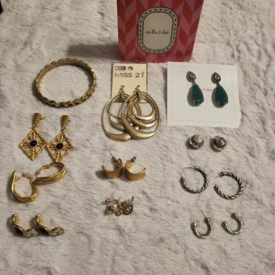 Earring lot 11 count with bracelet