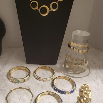 Bracelet Lot, 1 necklace, gold tone