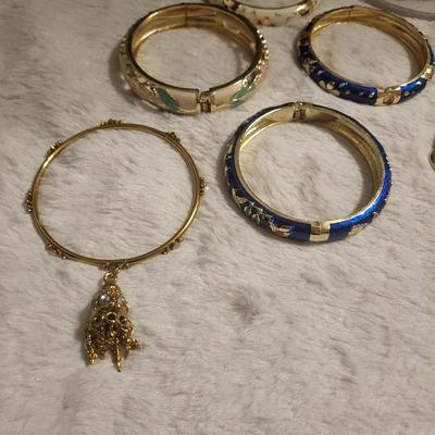 Bracelet Lot, 1 necklace, gold tone