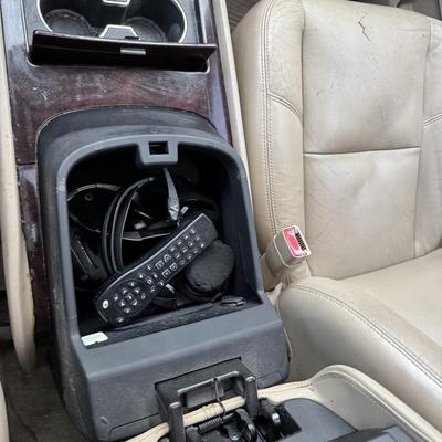 Sale Photo Thumbnail #74: 270k actual miles. Vehicle was used as a vehicle to and from work. It was used to haul some small trailers and a boat occasionally. Has auto start with 3 keys and 2 remotes. 1 key will need to be programmed. 
Repairs made in 2025-
New battery
New Starter
