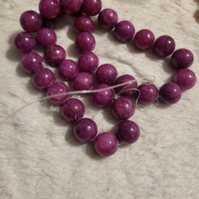 Nine bottles of beads natural rose beads, natural ruby beads