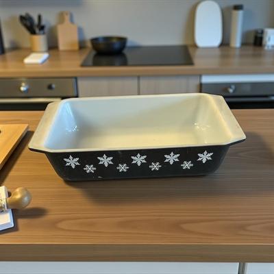 Pyrex Black Snowflake 2 Qt Casserole Dish 575B