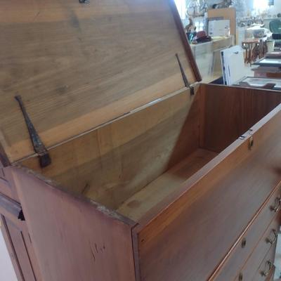 Sale Photo Thumbnail #2291: Early American Design Three Drawer Mule Chest