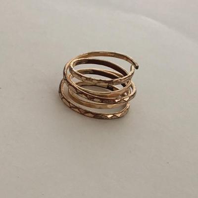 Unmarked gold tone fashion ring
