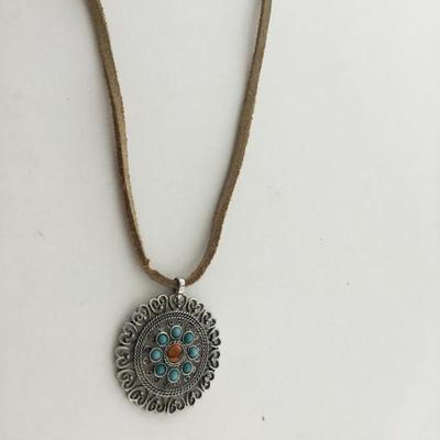 Faux leather adjustable fashion necklace