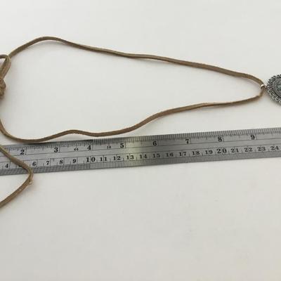Faux leather adjustable fashion necklace