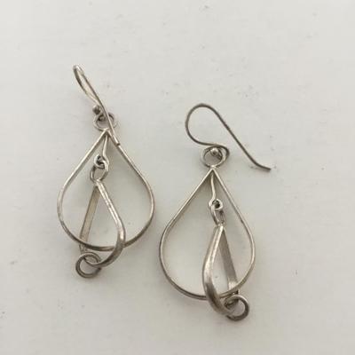Silver tone dangle fashion earrings