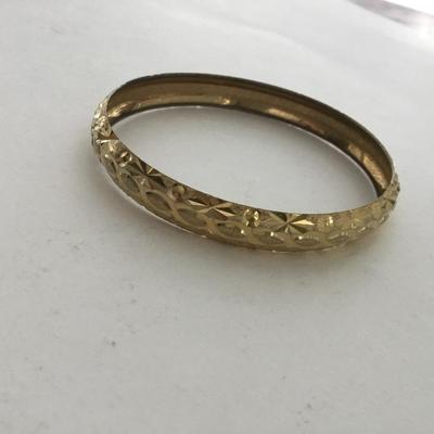 Gold tone fashion bracelet