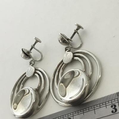 Silver tone vintage screw on fashion earrings
