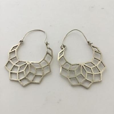 Gold tone fashion beautiful earrings