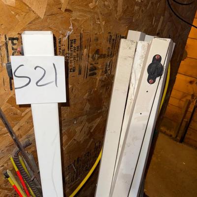 S21-Fence posts