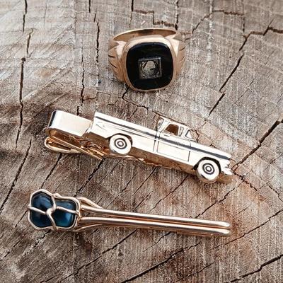 Vintage Size 7.5 men's Onyx ring marked 12 - and two vintage collectible tie clips - Balfour pickup truck & Swank blue gemstone