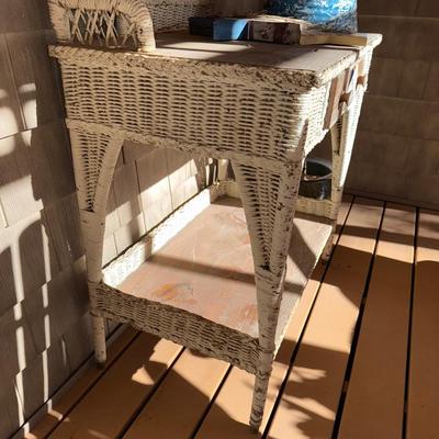 P3 Wicker table