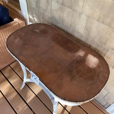 P2-Wicker table