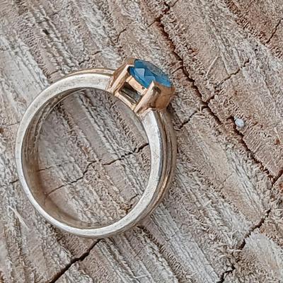 Vintage 14k Ring with blue stone - topaz - Beautiful Vintage ring! Size 7 - 14 k
