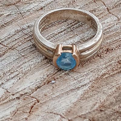 Vintage 14k Ring with blue stone - topaz - Beautiful Vintage ring! Size 7 - 14 k