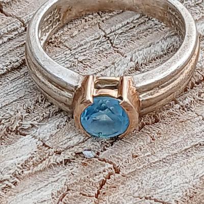 Vintage 14k Ring with blue stone - topaz - Beautiful Vintage ring! Size 7 - 14 k