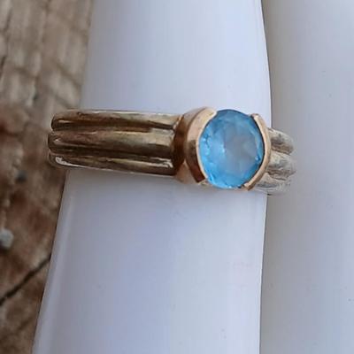 Vintage 14k Ring with blue stone - topaz - Beautiful Vintage ring! Size 7 - 14 k