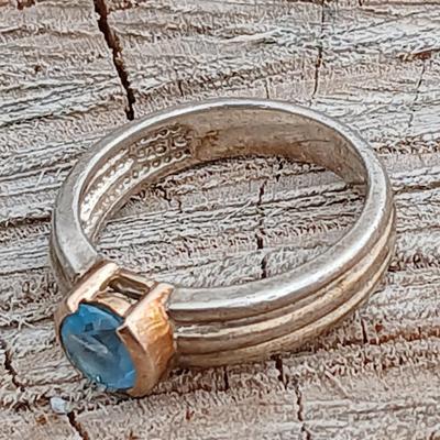Vintage 14k Ring with blue stone - topaz - Beautiful Vintage ring! Size 7 - 14 k