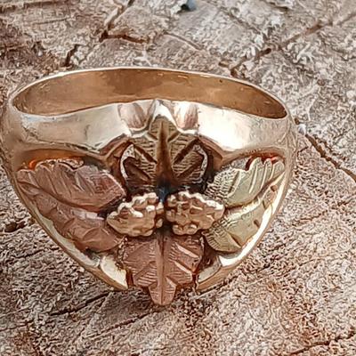 Black Hills Gold Co. marked 10k 12k ring Size - 10 K 12 K