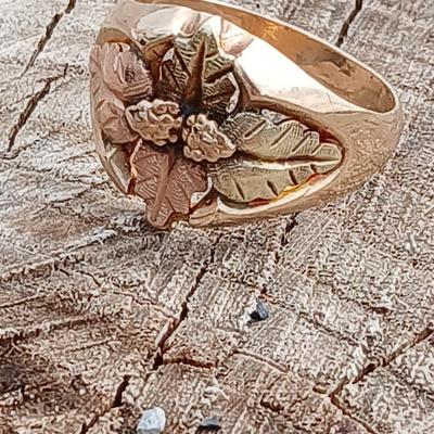 Black Hills Gold Co. marked 10k 12k ring Size - 10 K 12 K