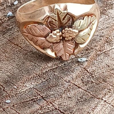Black Hills Gold Co. marked 10k 12k ring Size - 10 K 12 K