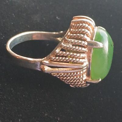 Vintage ring with beautiful Green stone Size 6.5