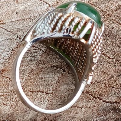 Vintage ring with beautiful Green stone Size 6.5