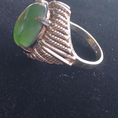 Vintage ring with beautiful Green stone Size 6.5