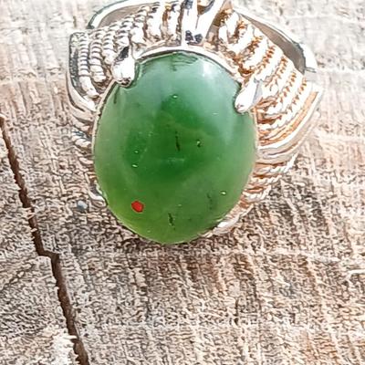 Vintage ring with beautiful Green stone Size 6.5