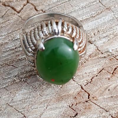 Vintage ring with beautiful Green stone Size 6.5
