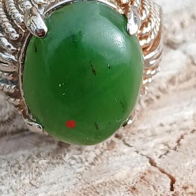 Vintage ring with beautiful Green stone Size 6.5