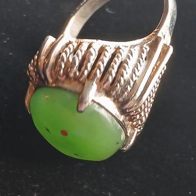 Vintage ring with beautiful Green stone Size 6.5