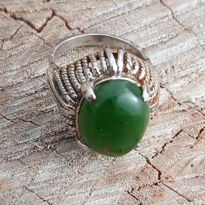 Vintage ring with beautiful Green stone Size 6.5