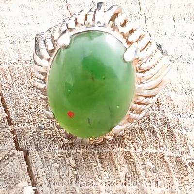 Vintage ring with beautiful Green stone Size 6.5