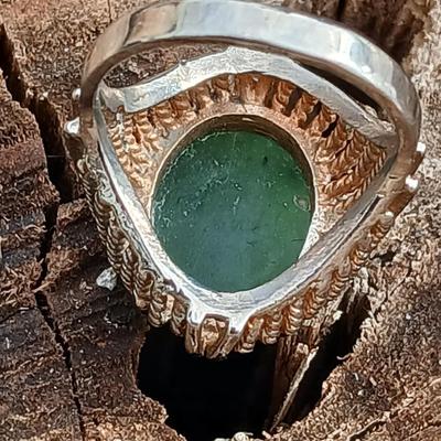 Vintage ring with beautiful Green stone Size 6.5