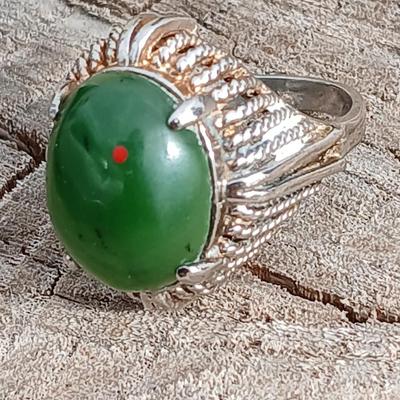 Vintage ring with beautiful Green stone Size 6.5