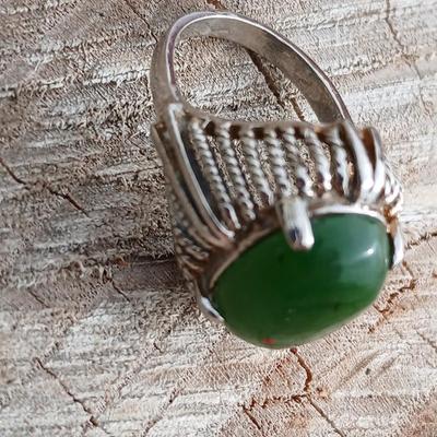 Vintage ring with beautiful Green stone Size 6.5