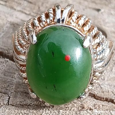 Vintage ring with beautiful Green stone Size 6.5