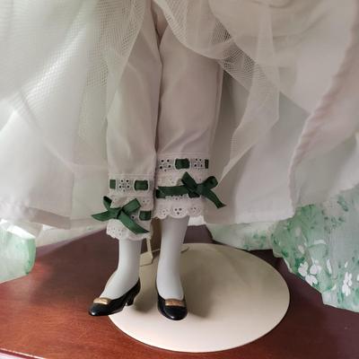 LOT 90L: Gone With The Wind Frankin Heirloom Dolls Scarlett O'Hara & Rhett Butler in Display Case