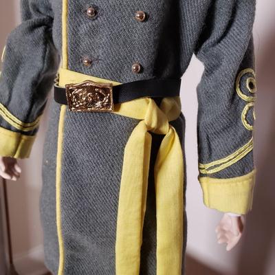 LOT 91L: Gone With The Wind Franklin Heirloom Dolls Melanie & Ashley in Display Case