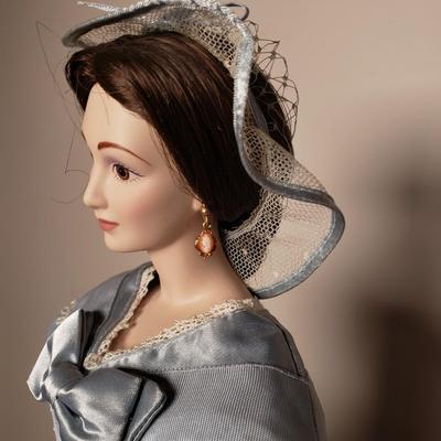 LOT 91L: Gone With The Wind Franklin Heirloom Dolls Melanie & Ashley in Display Case