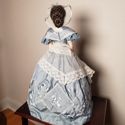 LOT 91L: Gone With The Wind Franklin Heirloom Dolls Melanie & Ashley in Display Case