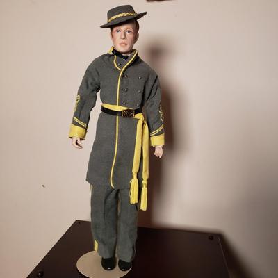 LOT 91L: Gone With The Wind Franklin Heirloom Dolls Melanie & Ashley in Display Case