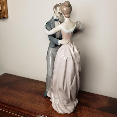 LOT 94L: Lladro Sculpture "Anniversary Waltz"