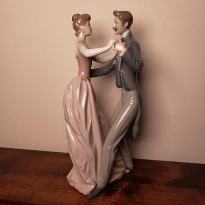 LOT 94L: Lladro Sculpture "Anniversary Waltz"