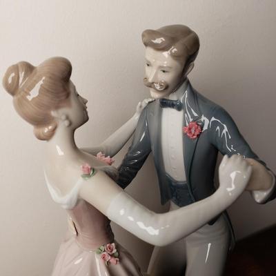 LOT 94L: Lladro Sculpture "Anniversary Waltz"